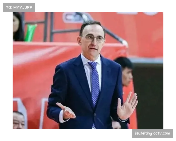 特写镜头：斯特拉斯堡教练席，助教频繁起身提醒球员站位